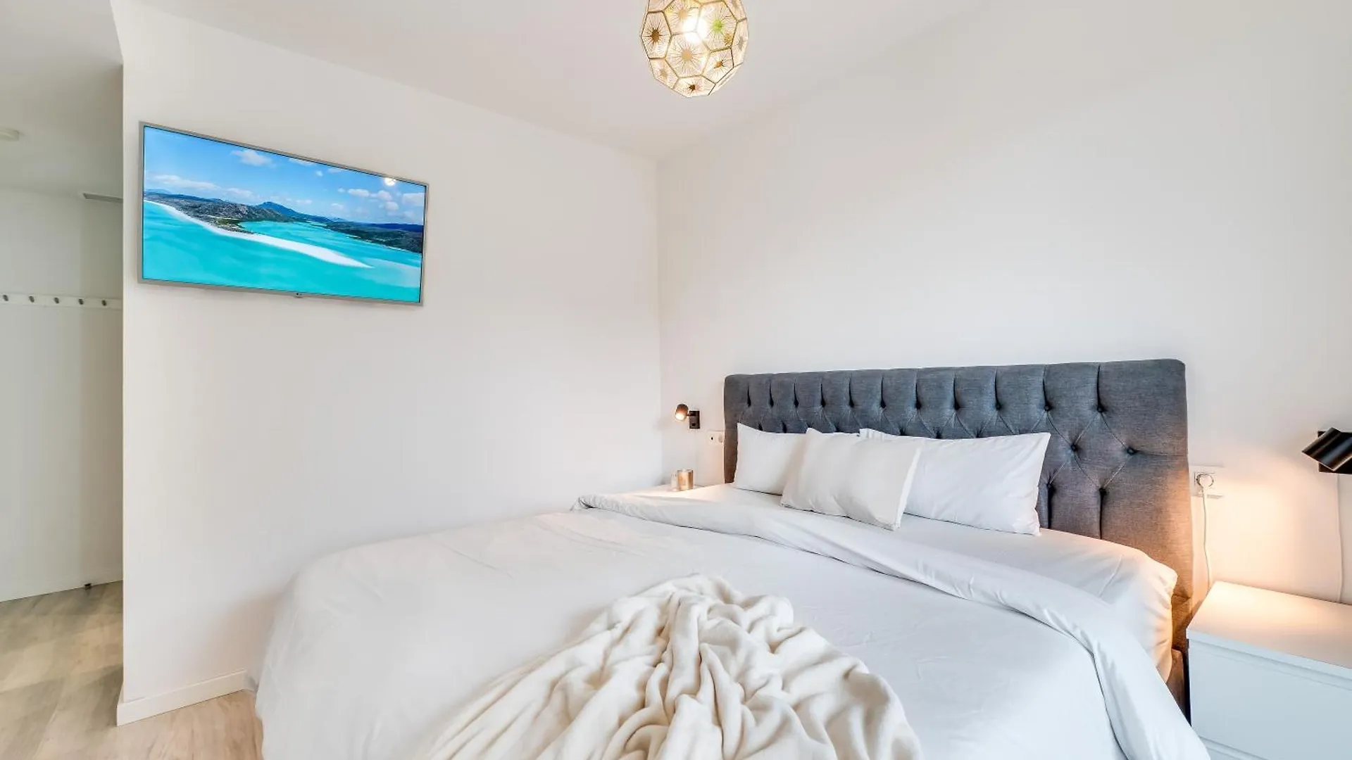 Apartment Elegant 2 Bdrm Minimalist Apt W Pool & Bbq Marbella